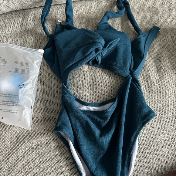 Angimelo bathing - Picture 2 of 3